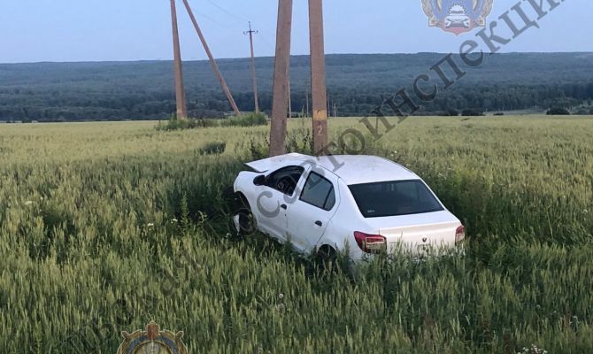 Легковушка врезалась в столб: двоих туляков госпитализировали