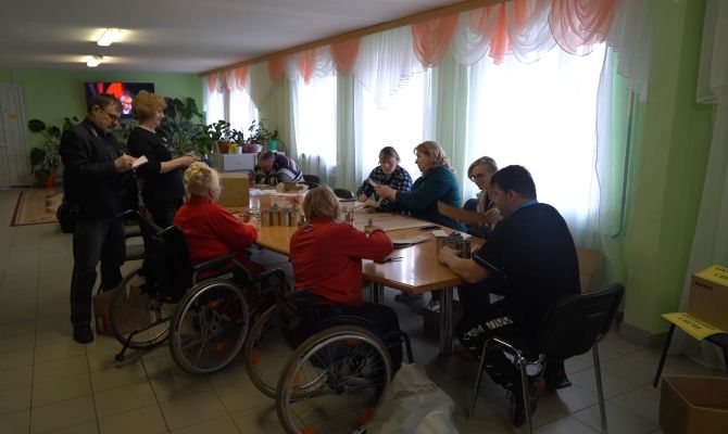 «Мы за них молимся»: тульские пенсионеры и инвалиды делают окопные свечи для СВО