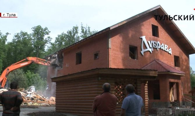 В Туле продолжается снос «Дубравы»: рабочие сломали основное здание комплекса. РЕПОРТАЖ