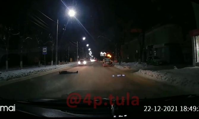 В Новомосковске мужчина лег на дорогу перед движущимся автомобилем