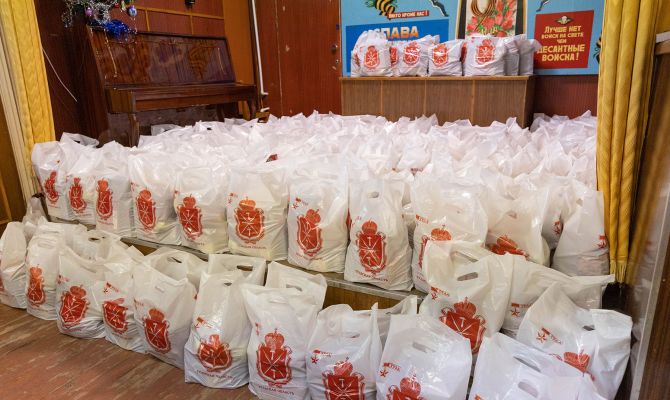 Тульских военнослужащих в госпиталях поздравили с наступающим Новым годом