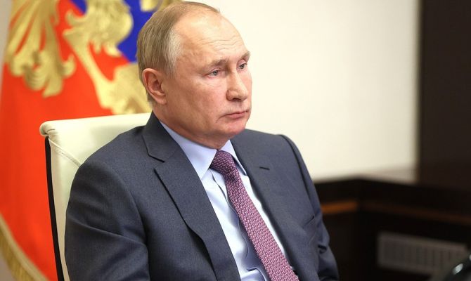 Владимир Путин подписал закон о пожизненном заключении за госизмену