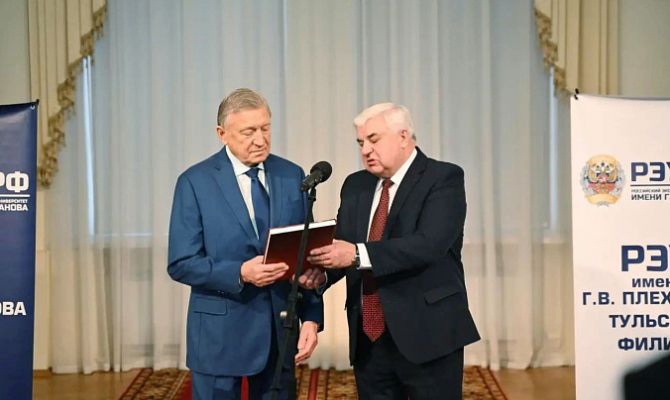 Отцу Алексея Дюмина вручили книгу с главой о сыне 