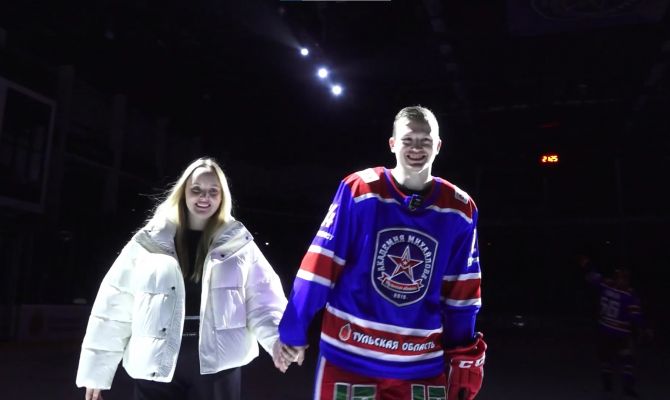 Хоккеист тульского "АКМ" узнал пол будущего ребенка прямо на льду