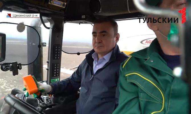 Алексей Дюмин сел за руль сеялки