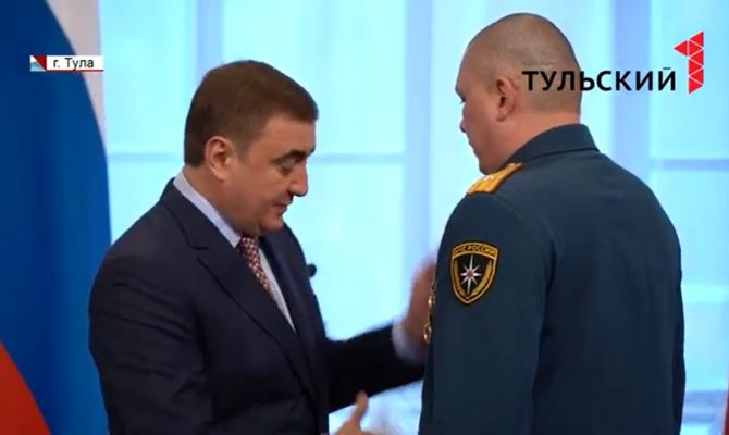 Алексей Дюмин наградил лучших спасателей Тульской области