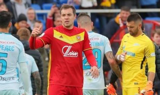 Фанаты "Зенита" посвятили Дзюбе баннер