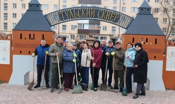 В Тульском сквере Мариуполя провели субботник