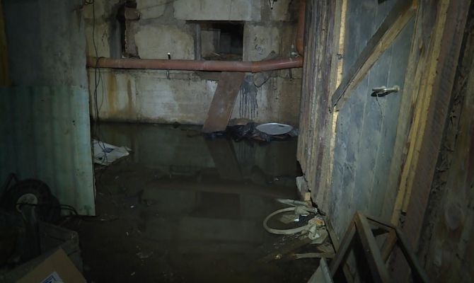 В подвале щекинской многоэтажки появилось зловонное подземное озеро