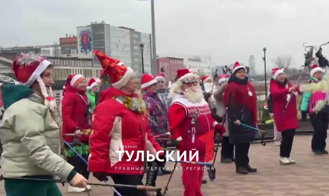 По центру Тулы прошел парад Дедов Морозов