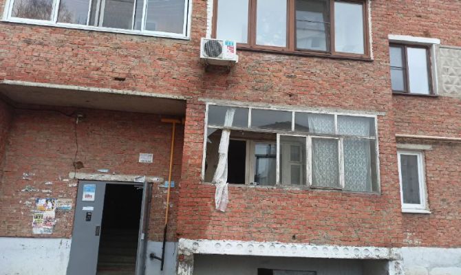 В Новомосковске мужчина облил полицейских горящим бензином: соседи рассказали о прошлом нападавшего