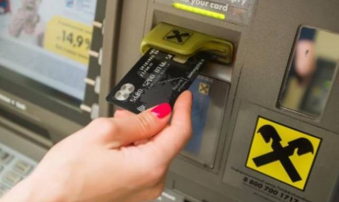 Сервисы Райффайзенбанка недоступны: в его работе произошел сбой
