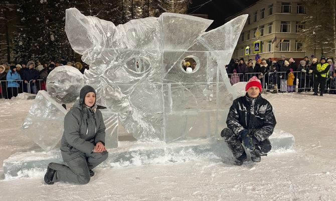 Жители Алексина представили ледяную скульптуру на конкурсе «Бешеная пила-2024»
