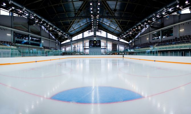 Легендарные хоккеисты заложили капсулу в основание щекинского ледового дворца 