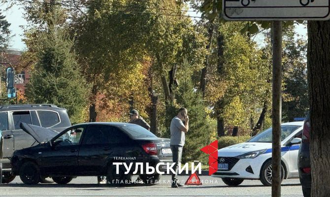 На пересечении улиц Мосина и Советской в Туле столкнулись два автомобиля
