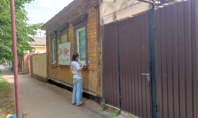На улице Макса Смирнова в Туле реставрируют деревянный дом