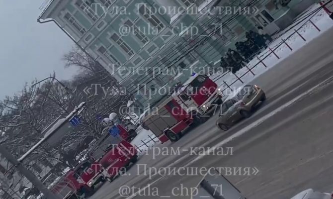 К зданию УМВД России в Туле прибыло несколько пожарных машин