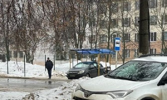 В Новомосковске на улице Дружбы автомобиль Opel въехал в остановку