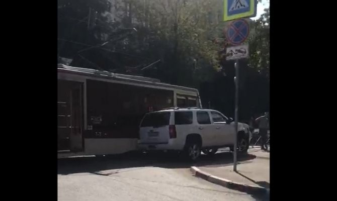 В Туле трамвай выдавил с дороги «Шевроле Тахо»: в центре города образовалась пробка