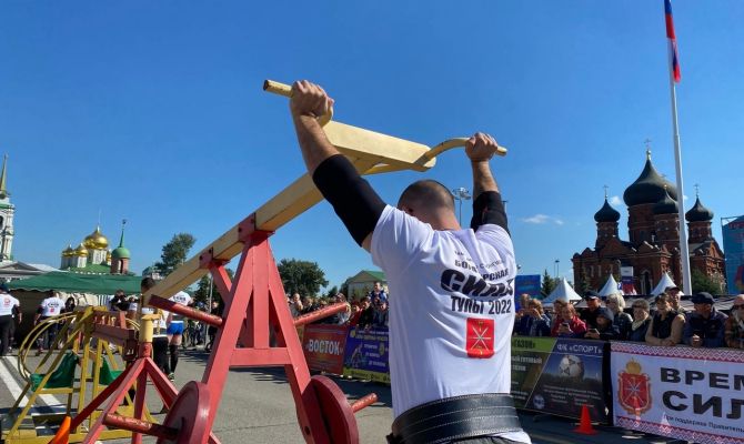 На площади Ленина проходят соревнования по силовому экстриму "Сила Тулы"