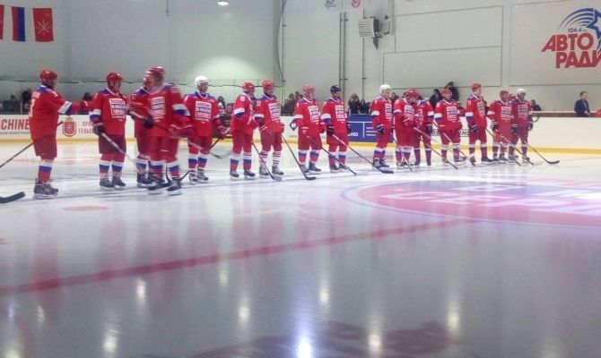 Олимпийские чемпионы провели в Туле дружеский хоккейный матч