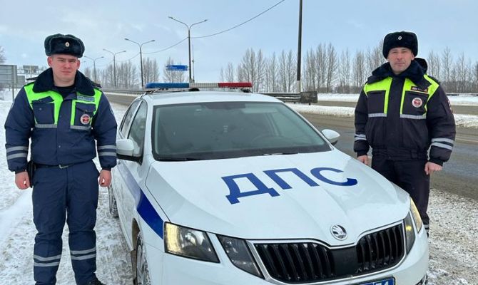 В Тульской области инспекторы ДПС помогли туристам со сломанной машиной