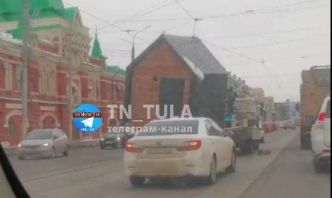 В Туле торговый павильон повис на проводах над дорогой