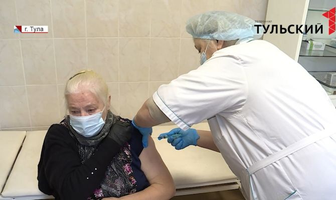 Только половина жителей Тульской области старше 60 лет сделали прививку от коронавируса