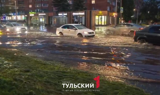 Лужа на Красноармейском проспекте оставила водителей без номеров