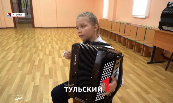 7-летняя тулячка с 8-килограммовым баяном победила на международном конкурсе