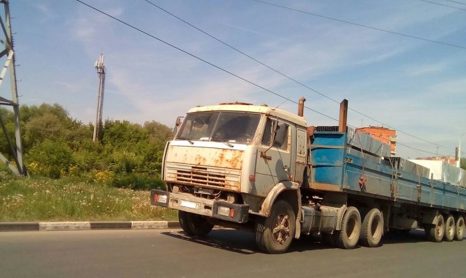 На ул. Ложевой в Туле «КамАЗ» наехал на легковушку