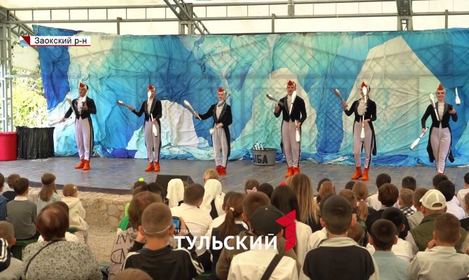 Для детей из поселка под Тулой устроили цирковое шоу прямо на улице