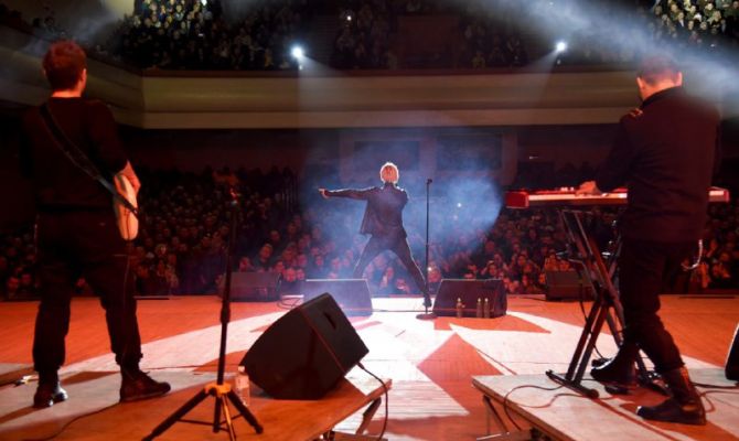 Уроженец Тульской области SHAMAN выступил в Луганске и Мариуполе