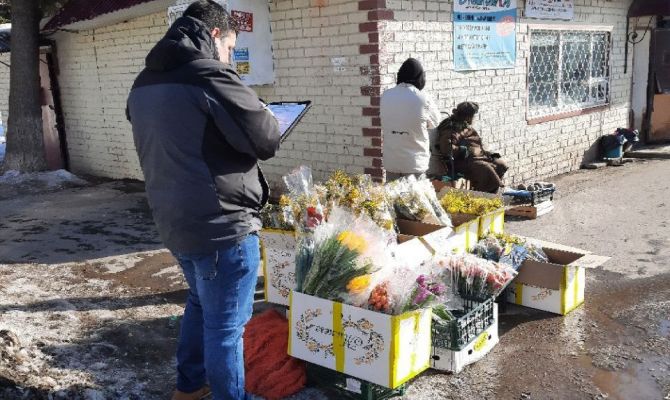 В Алексине поймали 20 нелегальных продавцов букетов с цветами