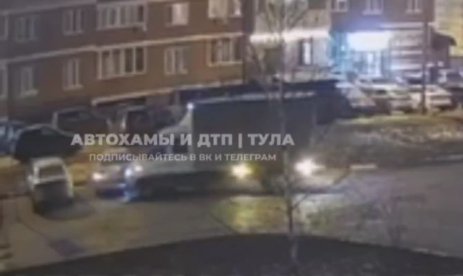 В Туле водитель грузовой "Газели" снес припаркованные автомобили