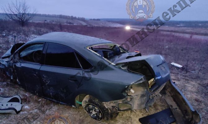В Тульской области под Ефремовом Volkswagen Polo съехал в кювет и опрокинулся