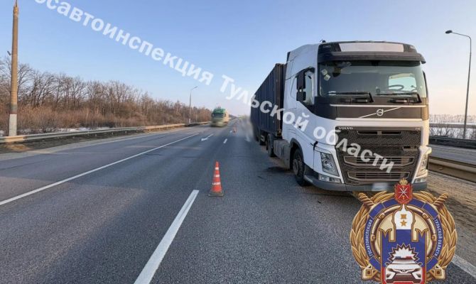 На трассе под Тулой произошло ДТП с грузовиком: есть пострадавшие
