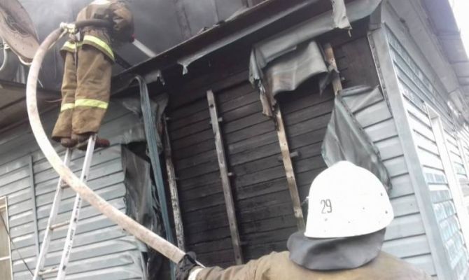 10 спасателей 16 минут тушили дом в Ефремове