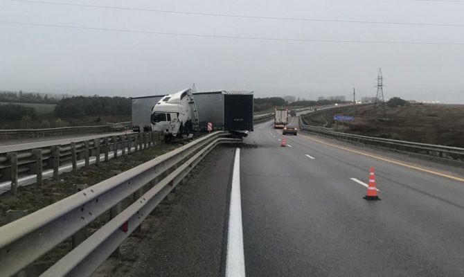 Под Ефремовом фура врезалась в отбойник: есть пострадавшие
