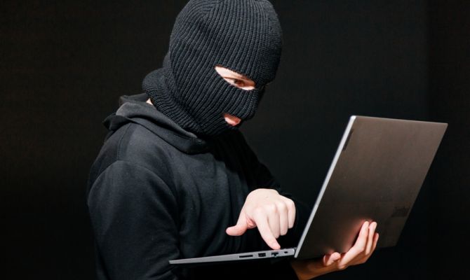 Количество жалоб на мошенников от туляков за год выросло на треть