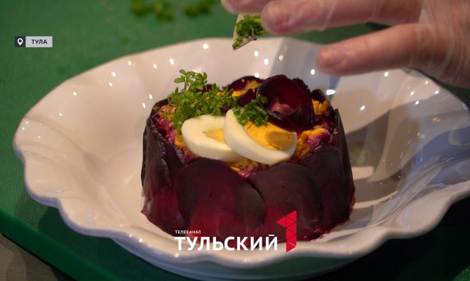 Шеф-повар "Пряностей и радостей" показал фирменный рецепт "Селедки под шубой"