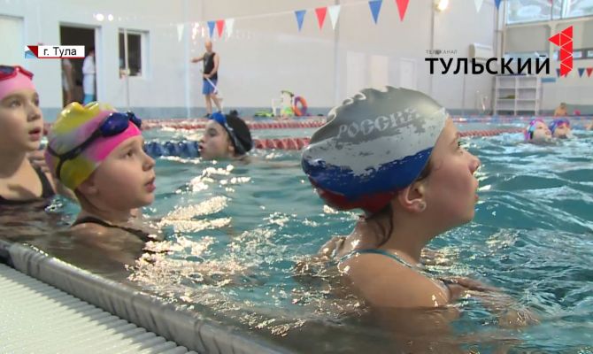 Тульские школьники учатся синхронному плаванию