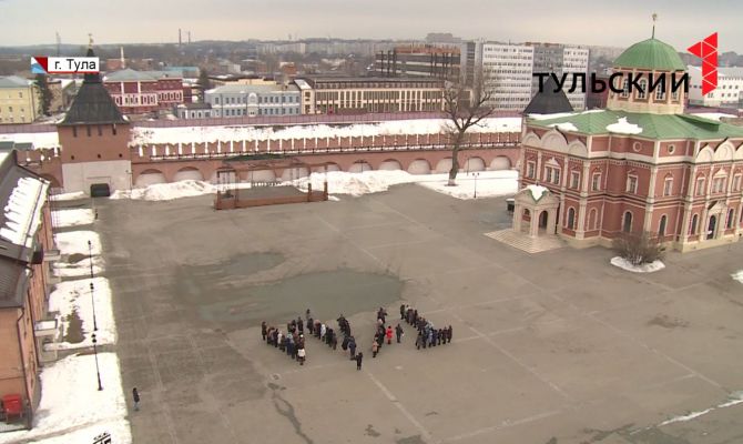 Экскурсоводы Тульской области провели флешмоб у стен кремля