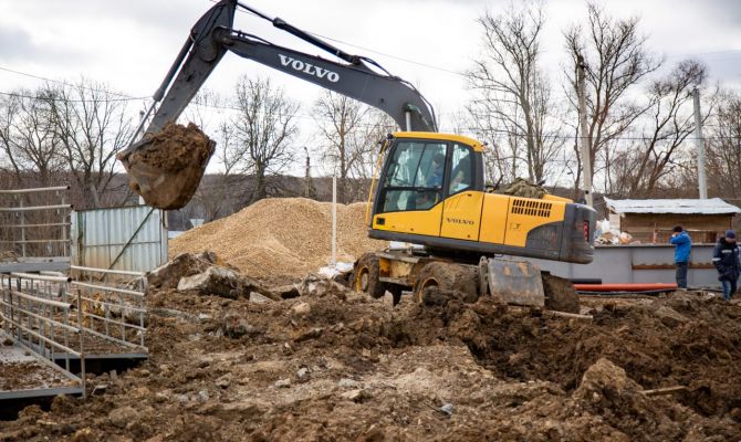 В Новомосковске мужчина скончался во время ремонта экскаватора
