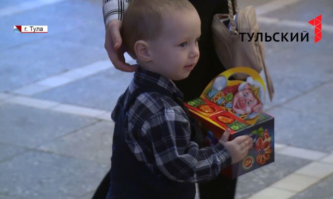 Тульские многодетные семьи получили новогодние поздравления и посмотрели праздничный концерт