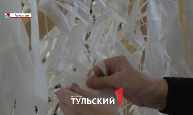 В Алексине пенсионеры плетут маскировочные сети, способные укрыть целый танк