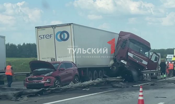 Фура попала в серьезное ДТП на трассе М-4 "Дон" под Веневом