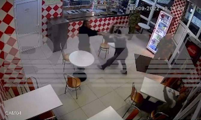 Появилось видео драки в тульской пиццерии: посетитель ударил директора заведения стулом
