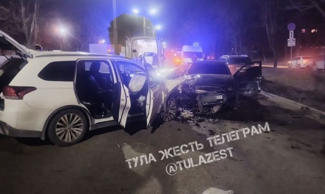 На улице Рязанской в Туле произошло лобовое столкновение