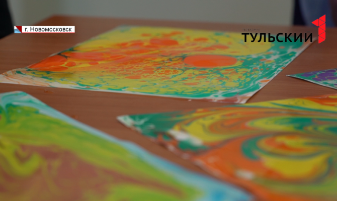 Новомосковские серебряные волонтеры помогают инвалидам заниматься арт-терапией
